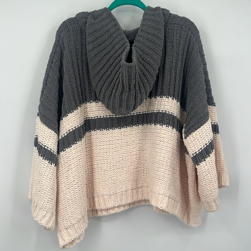 POL Women's V-Neck Sweater in Gray and Cream - Picture 4 of 9